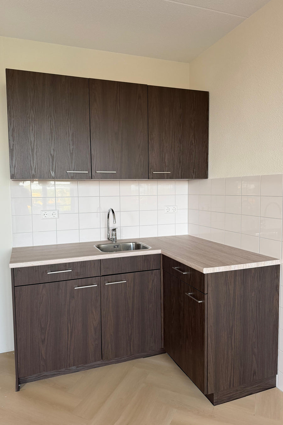 Gewrapte keuken in houtlook interieurfolie