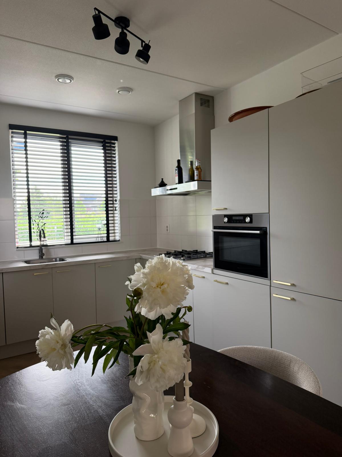 Nieuwe uitstraling keuken na wrappen in Gouda