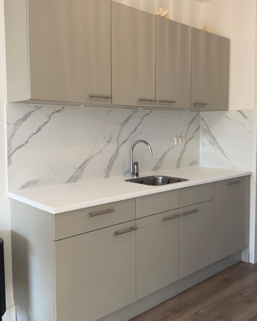 Gewrapte keuken in mat taupe interieurfolie